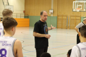 Coach René im Gespräch mit seinem Team, die U14.1 der Future Sports Meckenheim